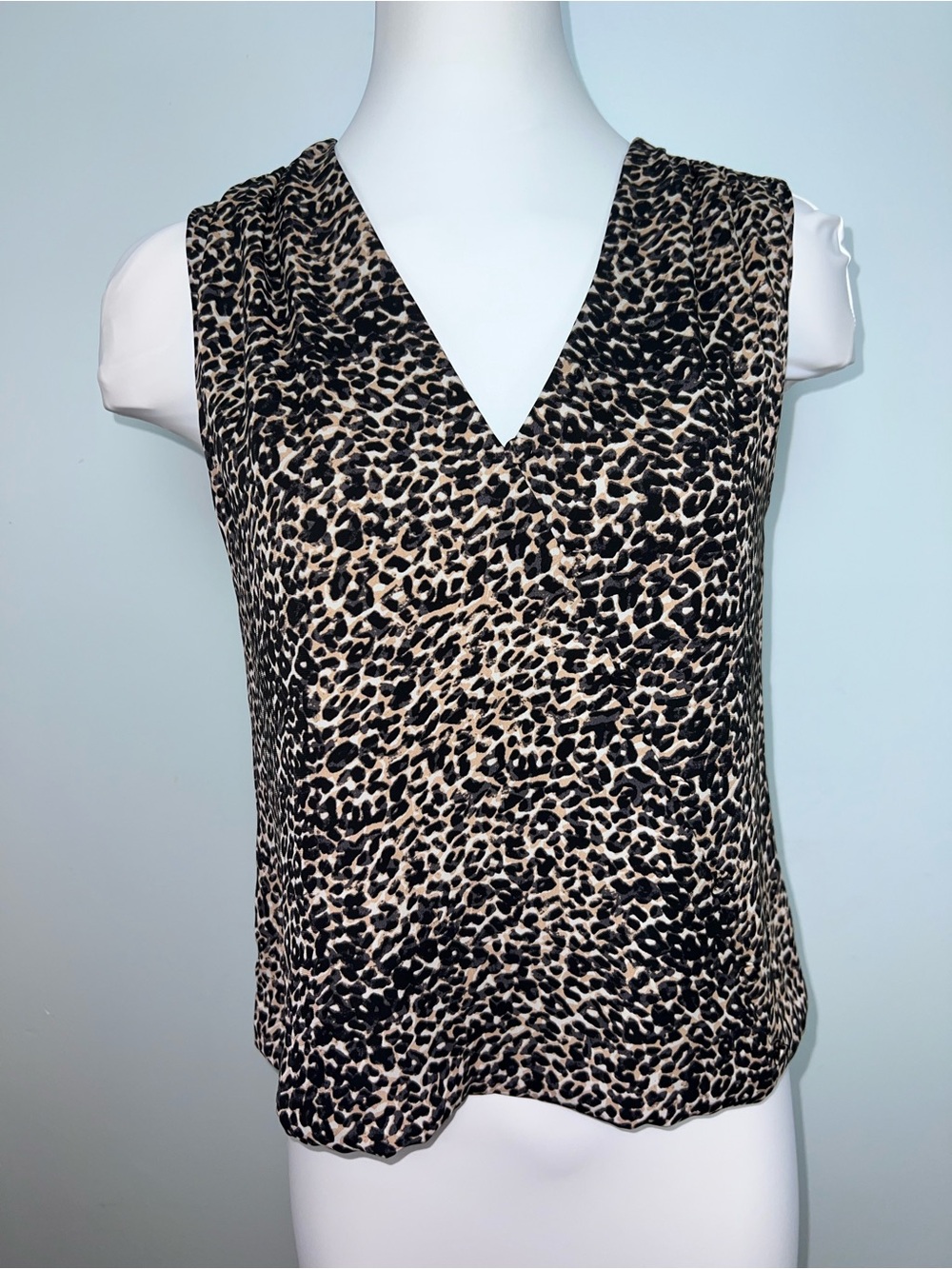 Evereve Leopard Print V-Neck Sleeveless Camisole - Black & Cream